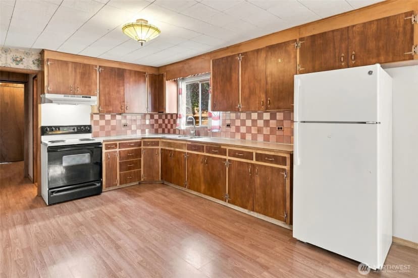Property photo for 9555 College Way N, Seattle photo 11