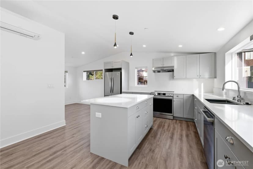 Property photo for 2536 31st Avenue W, Seattle photo 32