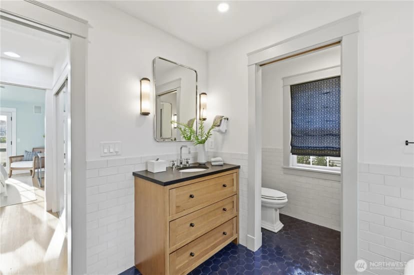 Property photo for 2536 31st Avenue W, Seattle photo 17