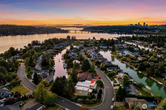 Property photo for 2 Crescent Key Se, Bellevue photo 3