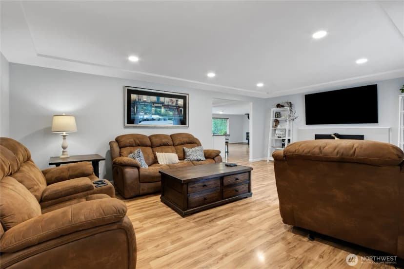 Property photo for 11013 Lundstrom Drive Sw, Lakewood photo 2
