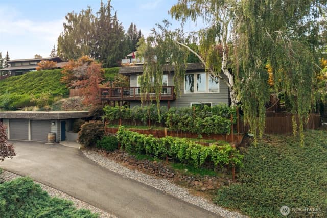 Property photo for 2020 Overlook Drive, Wenatchee photo 2