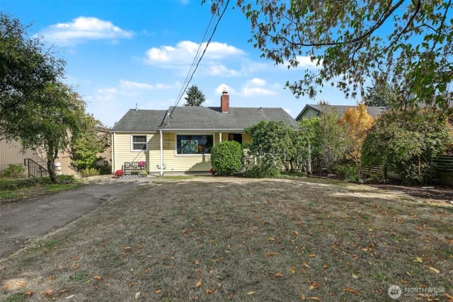 Property photo for 3046 24th Avenue W, Seattle photo 2
