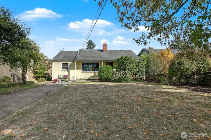 Property photo for 3046 24th Avenue W, Seattle photo 2