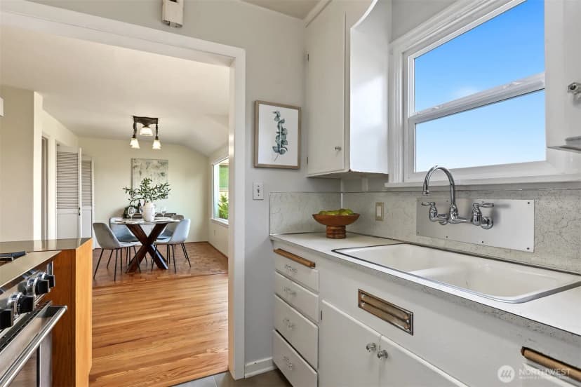 Property photo for 3046 24th Avenue W, Seattle photo 11