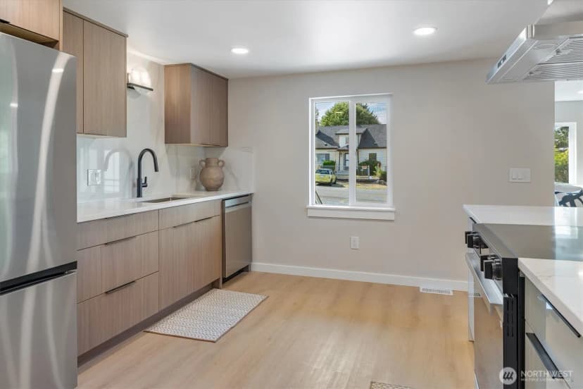 Property photo for 10036 1st Avenue S, Seattle photo 12
