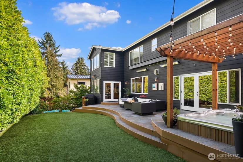 Property photo for 10414 Se 13th Street, Bellevue photo 2