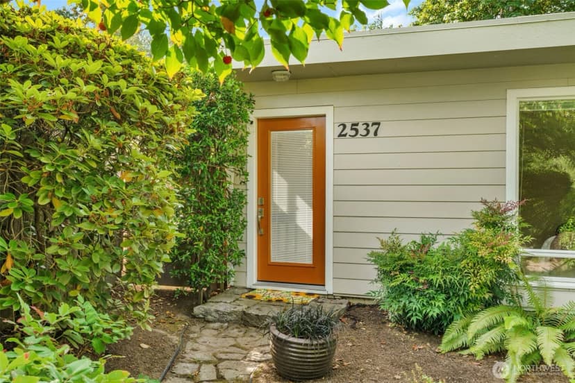 Property photo for 2537 Ne 97th Street, Seattle
