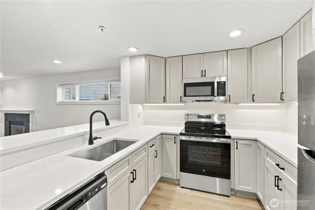 Property photo for 2125 California Avenue Sw #103, Seattle photo 4
