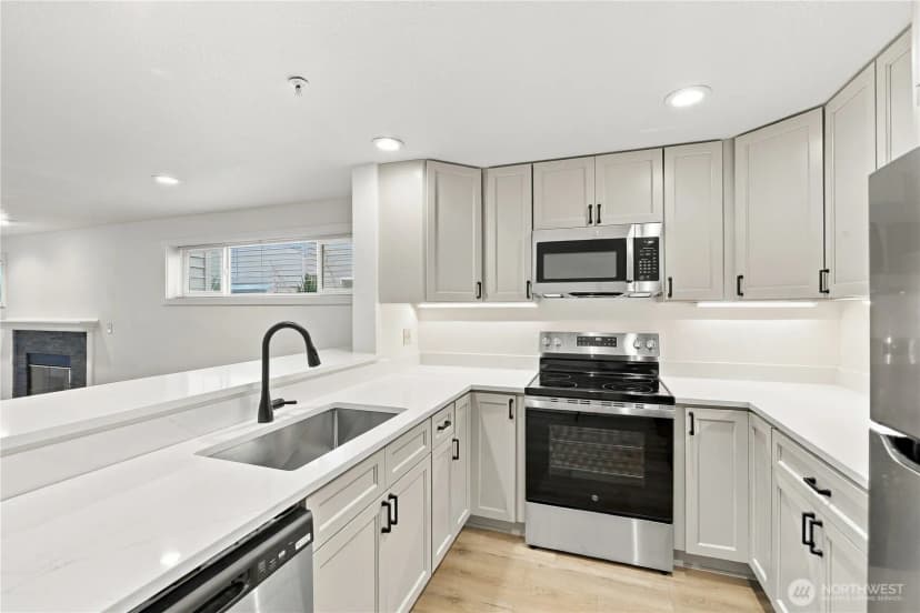 Property photo for 2125 California Avenue Sw #103, Seattle photo 4
