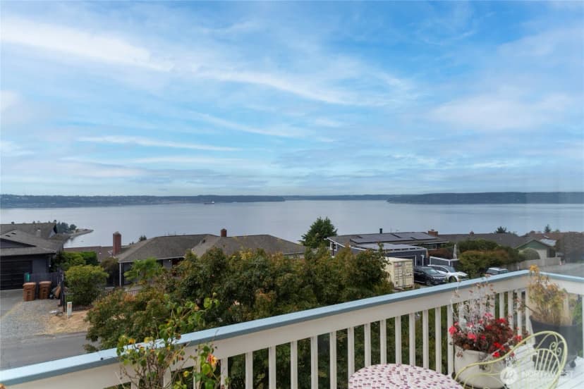 Property photo for 5815 Frances Avenue Ne, Tacoma photo 2