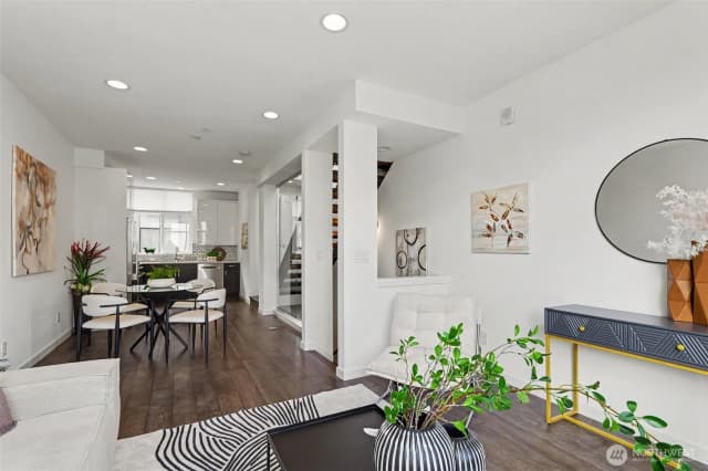 Property photo for 728 3rd Avenue N, Seattle photo 5