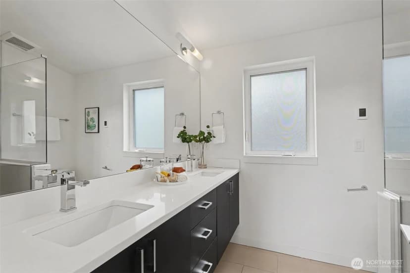 Property photo for 728 3rd Avenue N, Seattle photo 17