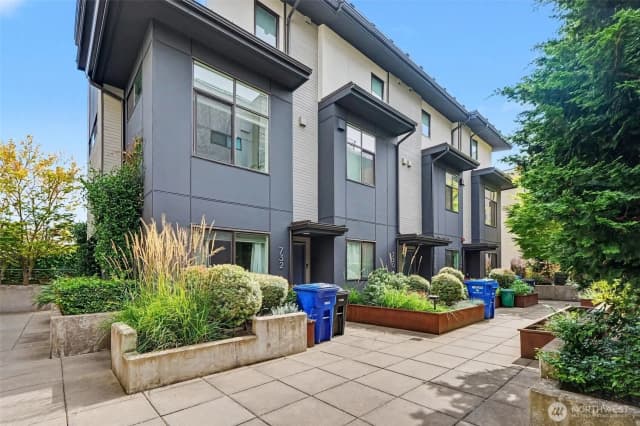 Property photo for 728 3rd Avenue N, Seattle photo 2