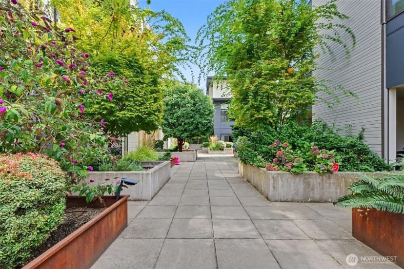 Property photo for 728 3rd Avenue N, Seattle photo 25