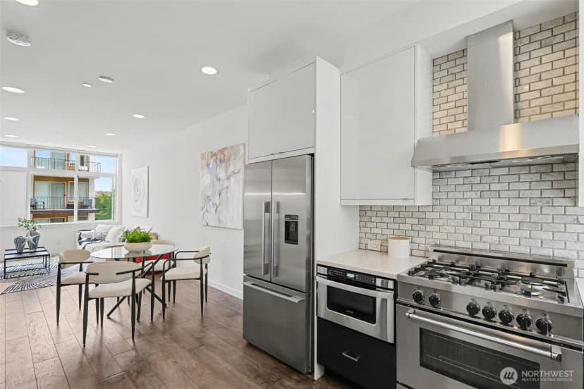 Property photo for 728 3rd Avenue N, Seattle photo 11