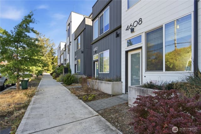 Property photo for 4608 Woodland Park Avenue N, Seattle photo 2