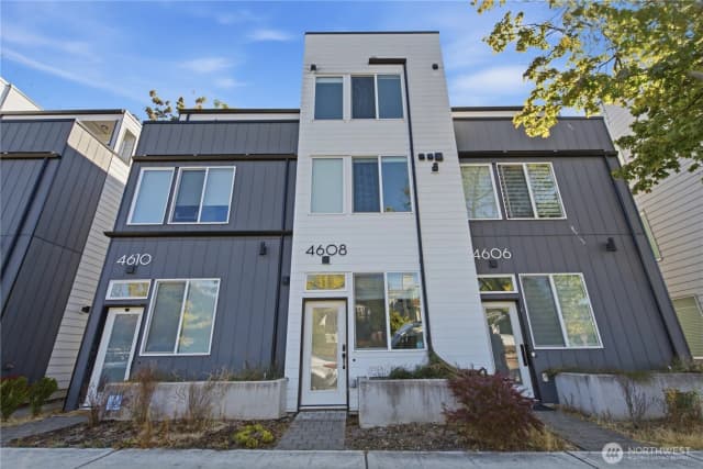 Property photo for 4608 Woodland Park Avenue N, Seattle photo 3