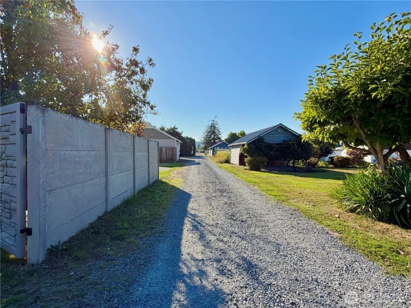 Property photo for 927 7th Avenue Sw, Puyallup photo 21