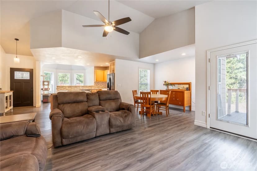 Property photo for 5512 331st Street S, Roy photo 11