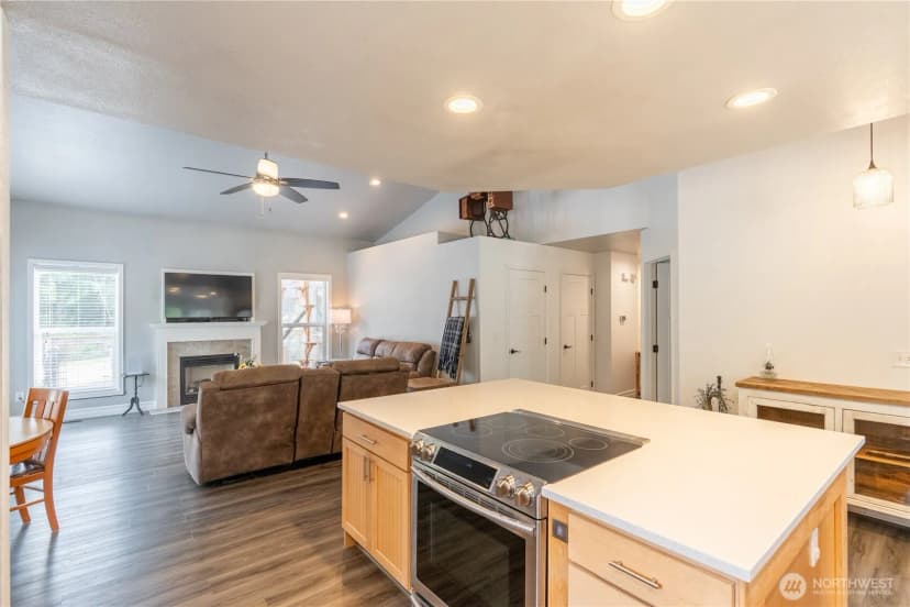 Property photo for 5512 331st Street S, Roy photo 9