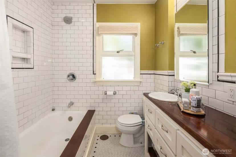 Property photo for 11754 Riviera Place Ne, Seattle photo 18