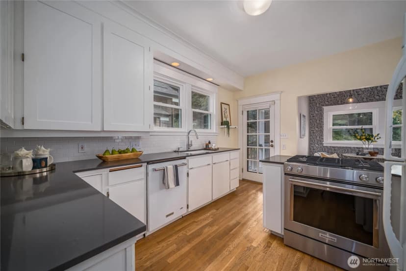 Property photo for 2428 5th Avenue W, Seattle photo 11