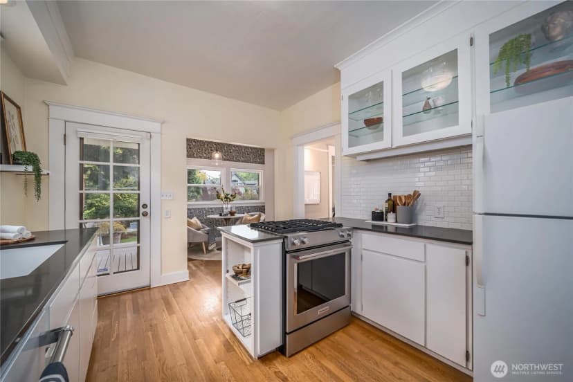 Property photo for 2428 5th Avenue W, Seattle photo 9