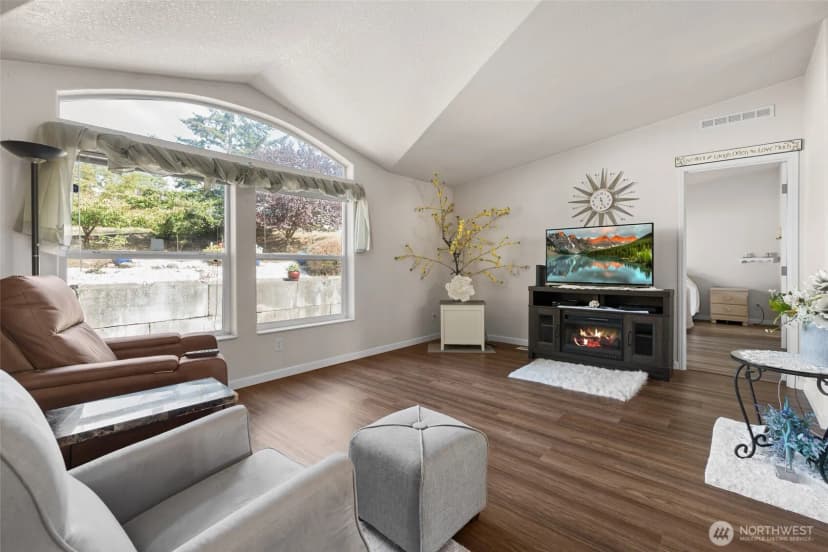 Property photo for 819 Gabrielson Road, Oak Harbor photo 8