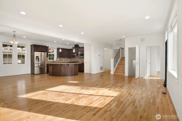 Property photo for 14017 Se 21st Place, Bellevue photo 2