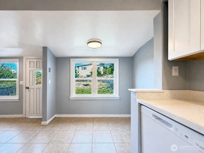 Property photo for 574 Bronson Way Ne, Renton photo 12