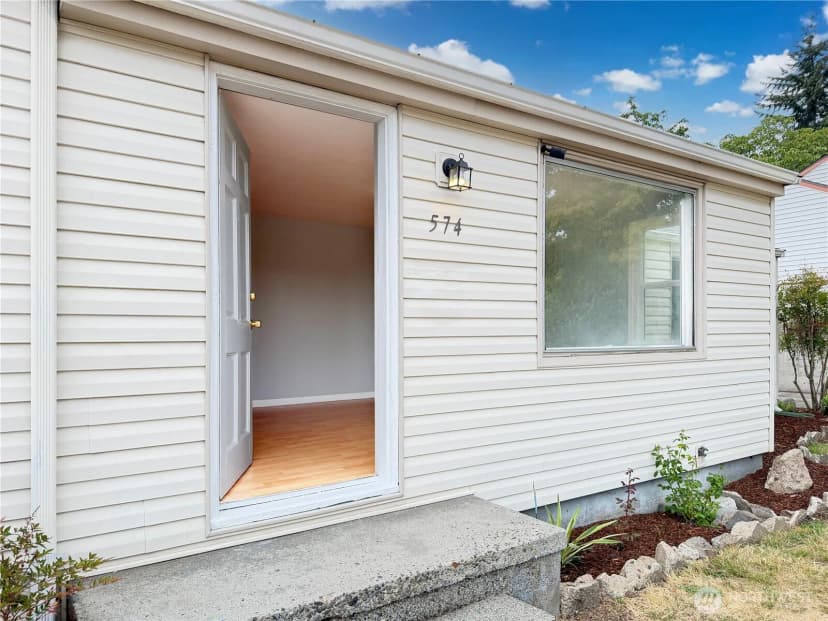 Property photo for 574 Bronson Way Ne, Renton photo 3