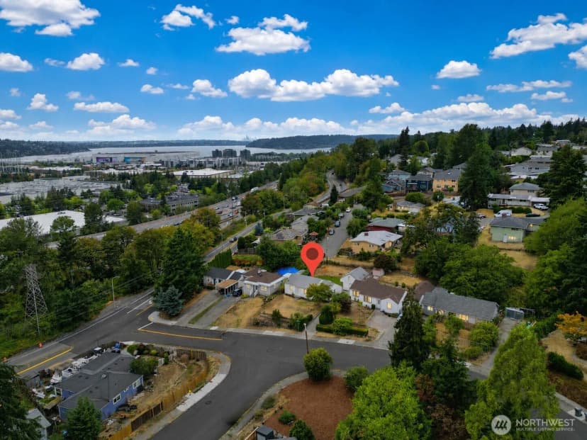 Property photo for 574 Bronson Way Ne, Renton photo 2