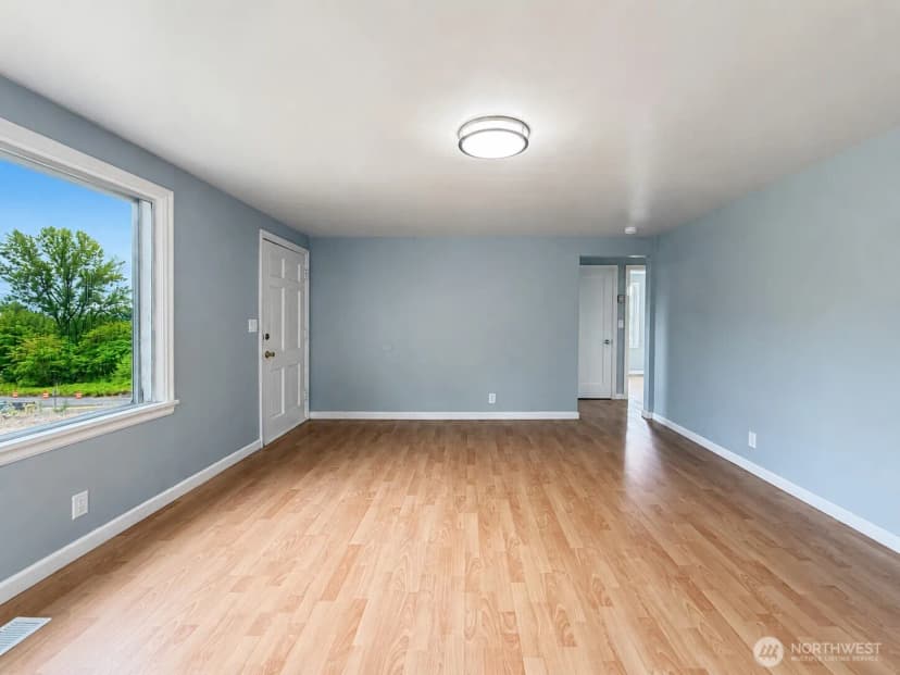 Property photo for 574 Bronson Way Ne, Renton photo 6