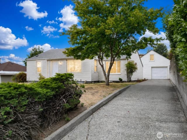 Property photo for 574 Bronson Way Ne, Renton