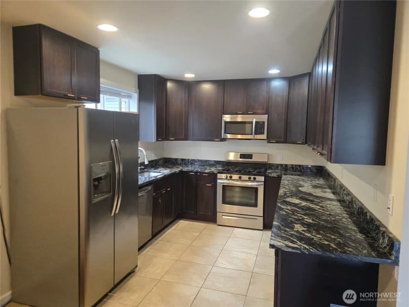 Property photo for 5802 Roosevelt Way Ne, Seattle photo 3