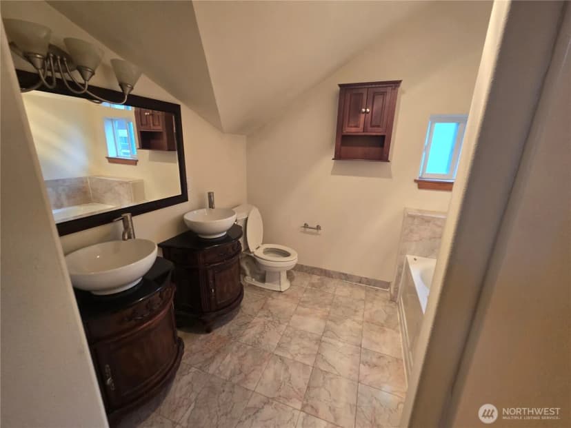 Property photo for 5802 Roosevelt Way Ne, Seattle photo 15