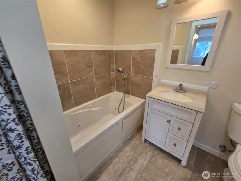 Property photo for 5802 Roosevelt Way Ne, Seattle photo 13