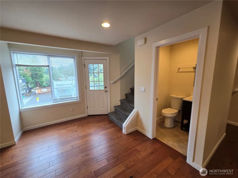 Property photo for 5802 Roosevelt Way Ne, Seattle photo 4