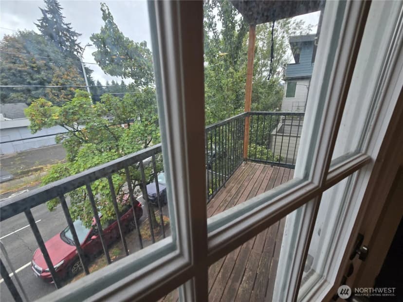 Property photo for 5802 Roosevelt Way Ne, Seattle photo 7