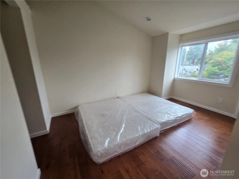 Property photo for 5802 Roosevelt Way Ne, Seattle photo 10