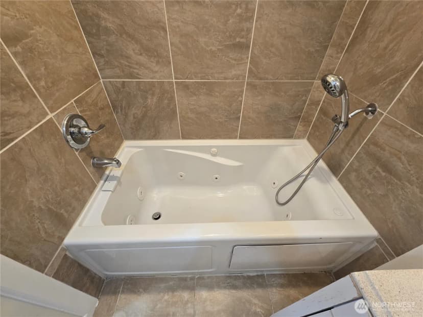 Property photo for 5802 Roosevelt Way Ne, Seattle photo 14
