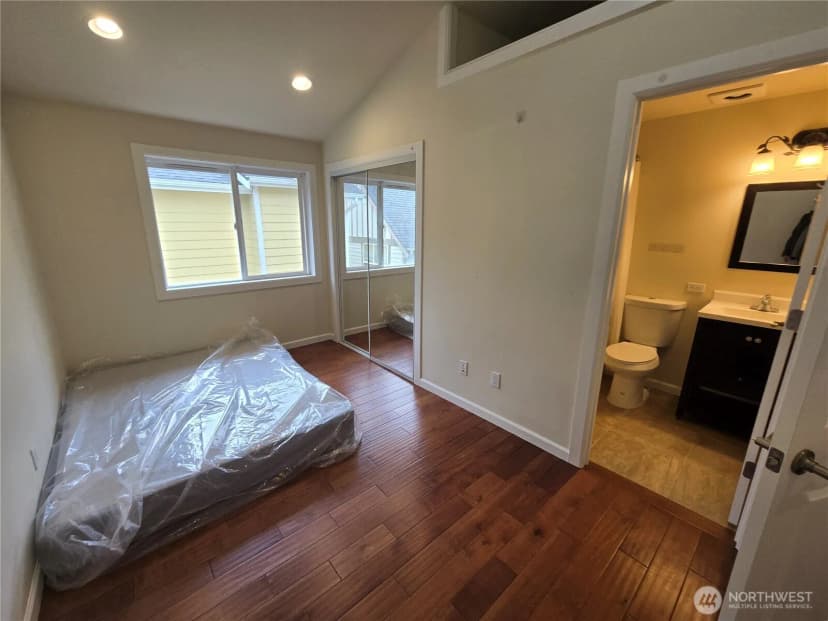 Property photo for 5802 Roosevelt Way Ne, Seattle photo 8