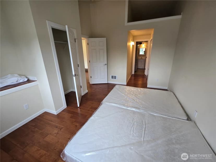 Property photo for 5802 Roosevelt Way Ne, Seattle photo 11