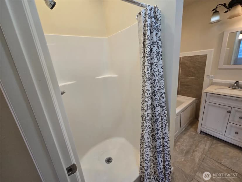 Property photo for 5802 Roosevelt Way Ne, Seattle photo 12