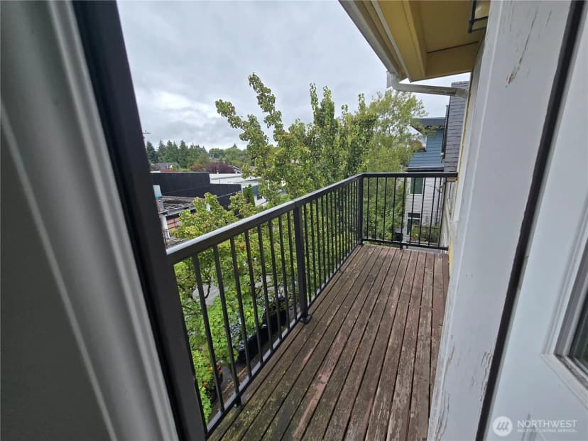 Property photo for 5802 Roosevelt Way Ne, Seattle photo 6