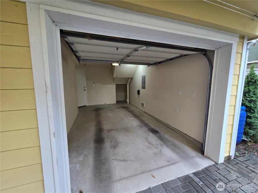 Property photo for 5802 Roosevelt Way Ne, Seattle photo 17