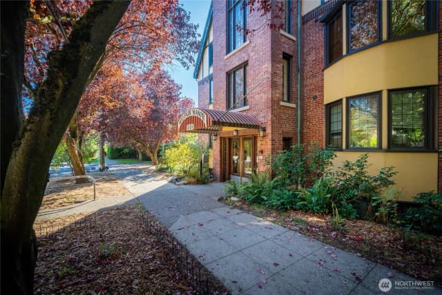 Property photo for 1101 17th Avenue #404, Seattle photo 2