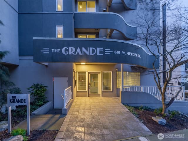 Property photo for 601 W Mercer Place #301, Seattle photo 4