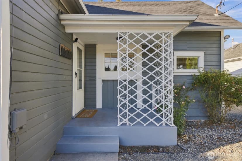 Property photo for 311 2nd Avenue Ne, Puyallup photo 2